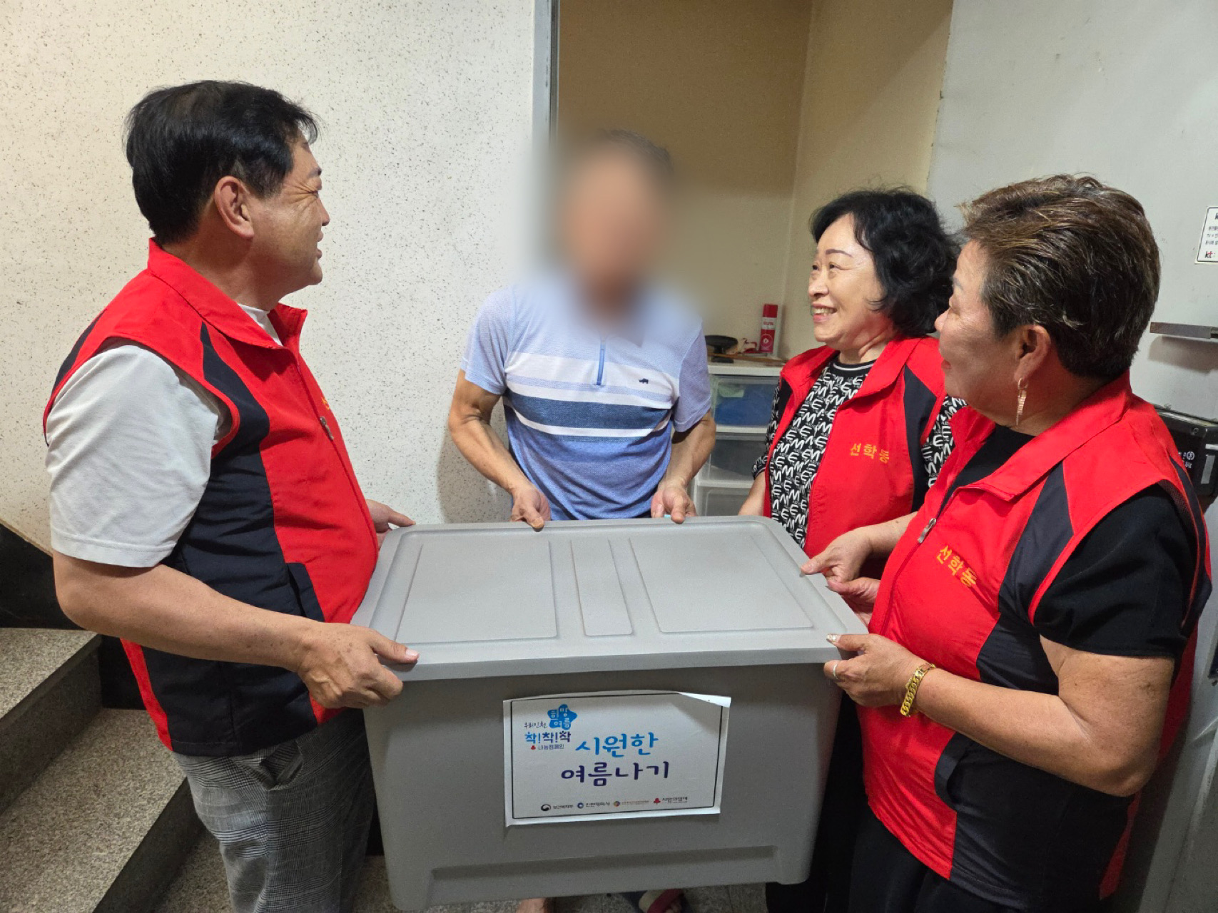 연수구 옥련1동과 옥련2동 선학동 주민자치회는 지난 8일 선학종합사회복지관과 함께 2025 우리 인천 희망 여름 착착착 나눔 캠페인에 참여해 지역 내 취약계층 30가구에 여름나기 물품을 각각 전달했다